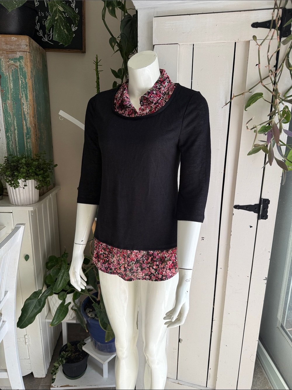 Suzy Shier layered "fooler" top. single garment optical illusion black
Floral S
